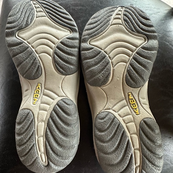 KEEN Gray Sandals with Yellow Detail - Picture 2 of 7